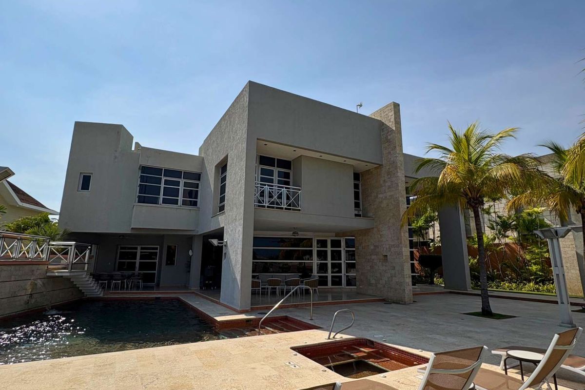 Villa con muelle privado, foto 1 de 5