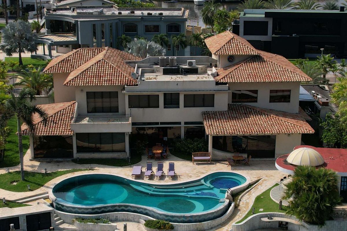 Villa con terrazas a los canales, foto 1 de 5