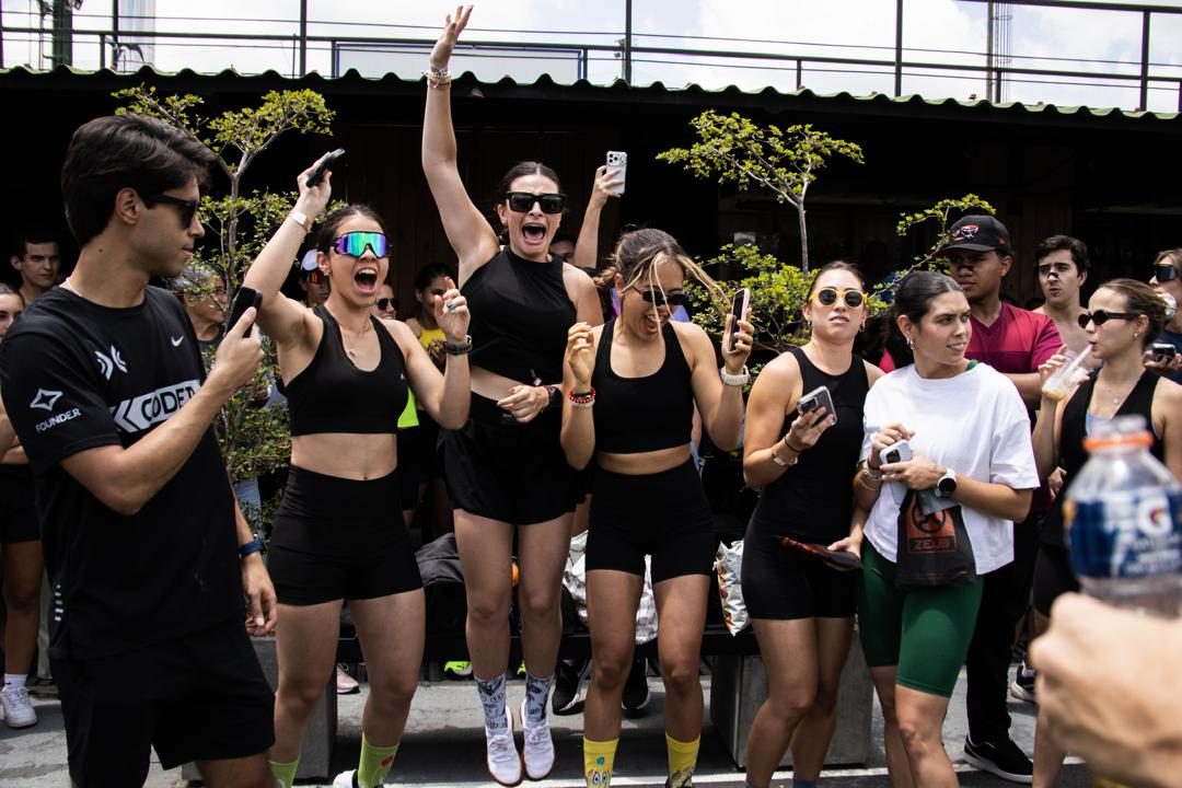 La comunidad celebrando después de entrenar