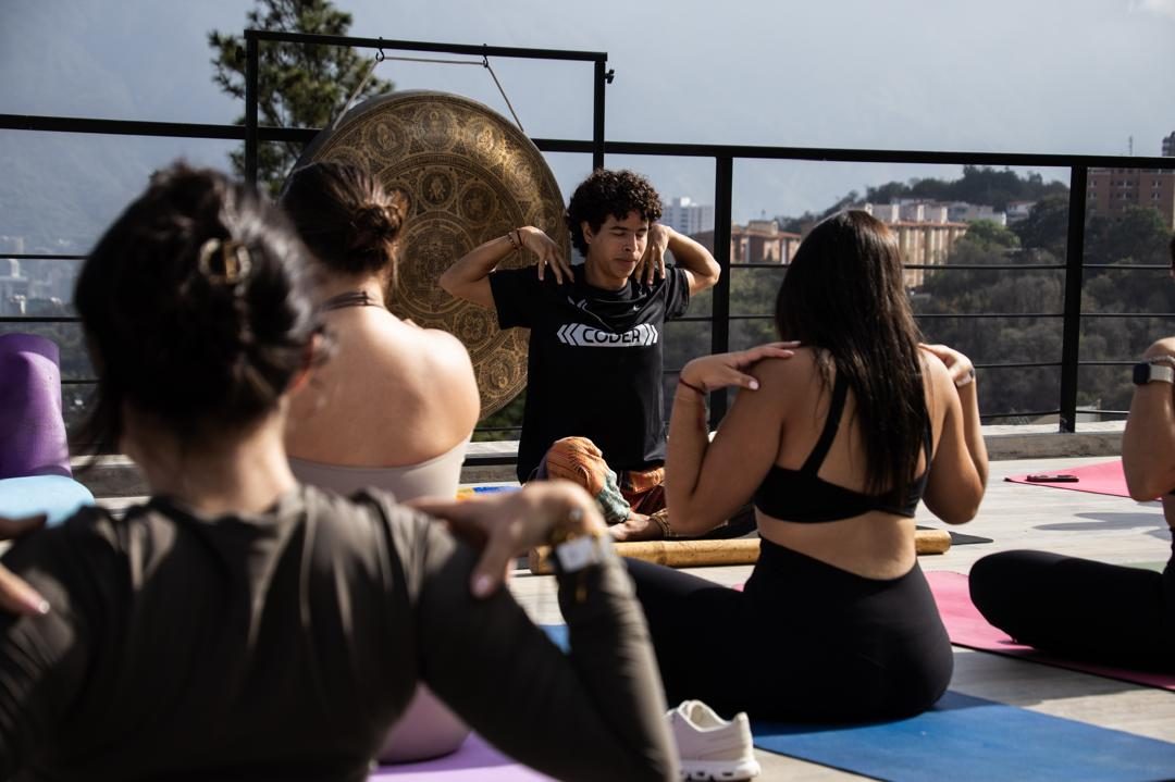 Sesión de yoga con gong