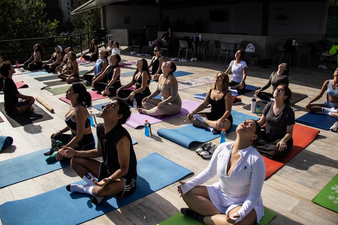 Clase de yoga al aire libre